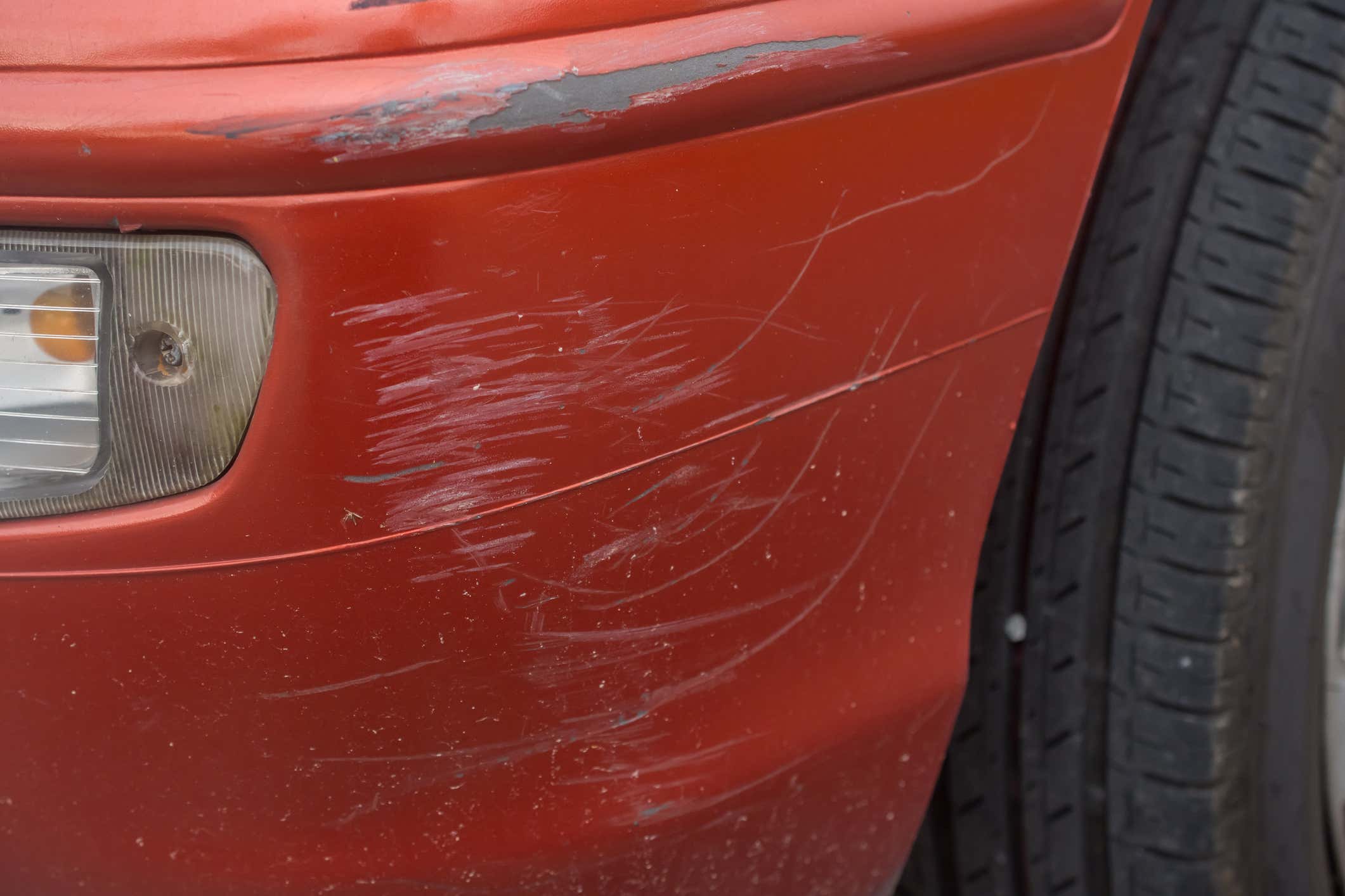 红色碰碰车的油漆有很深的破损。