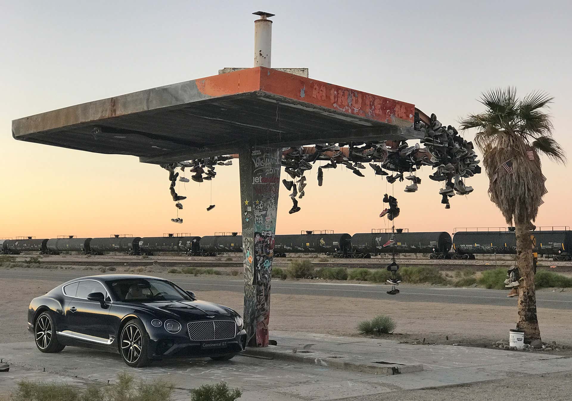 宾利欧陆GT亚利桑那州的沙漠自驾汽车