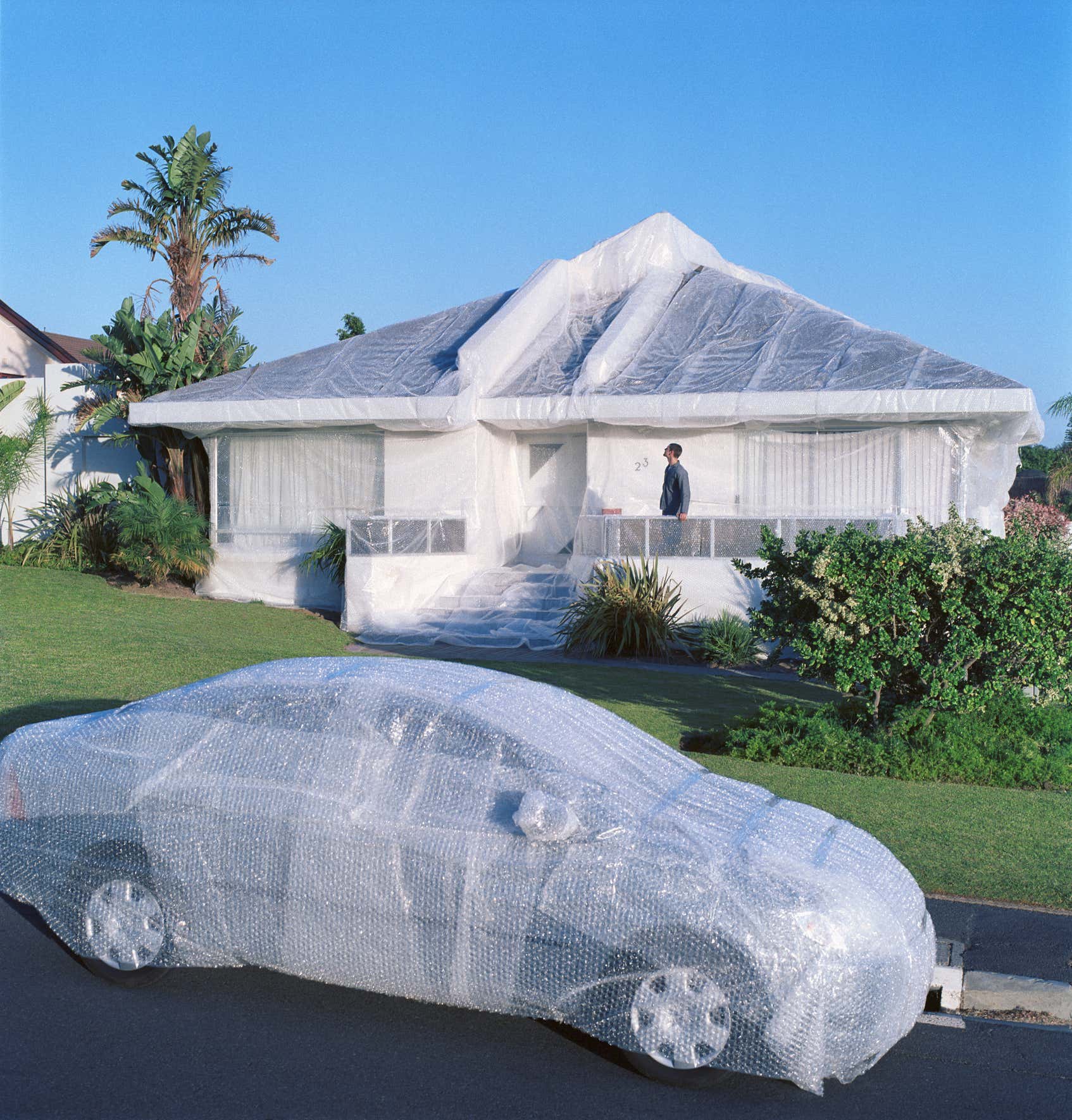 泡沫包裹的汽车和房子。