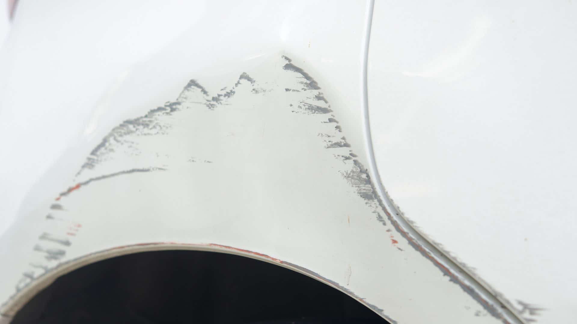 一辆白色的汽车在轮舱周围刮来刮去。