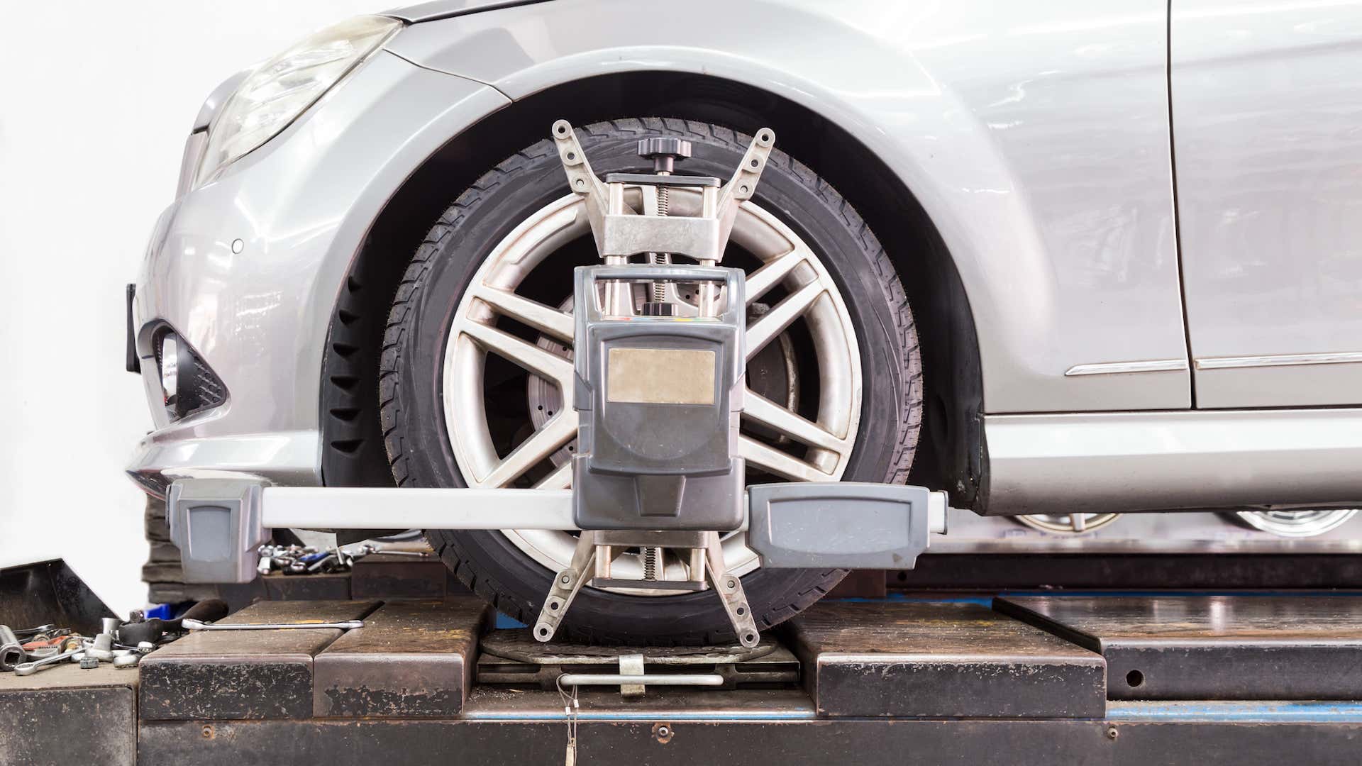 车轮定位工具安装在汽车的前驾驶员侧轮胎上。