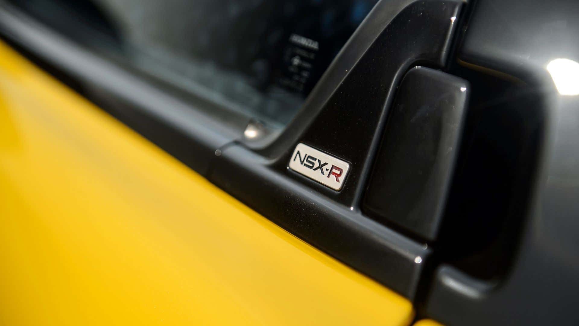 一个nsx-r徽章。