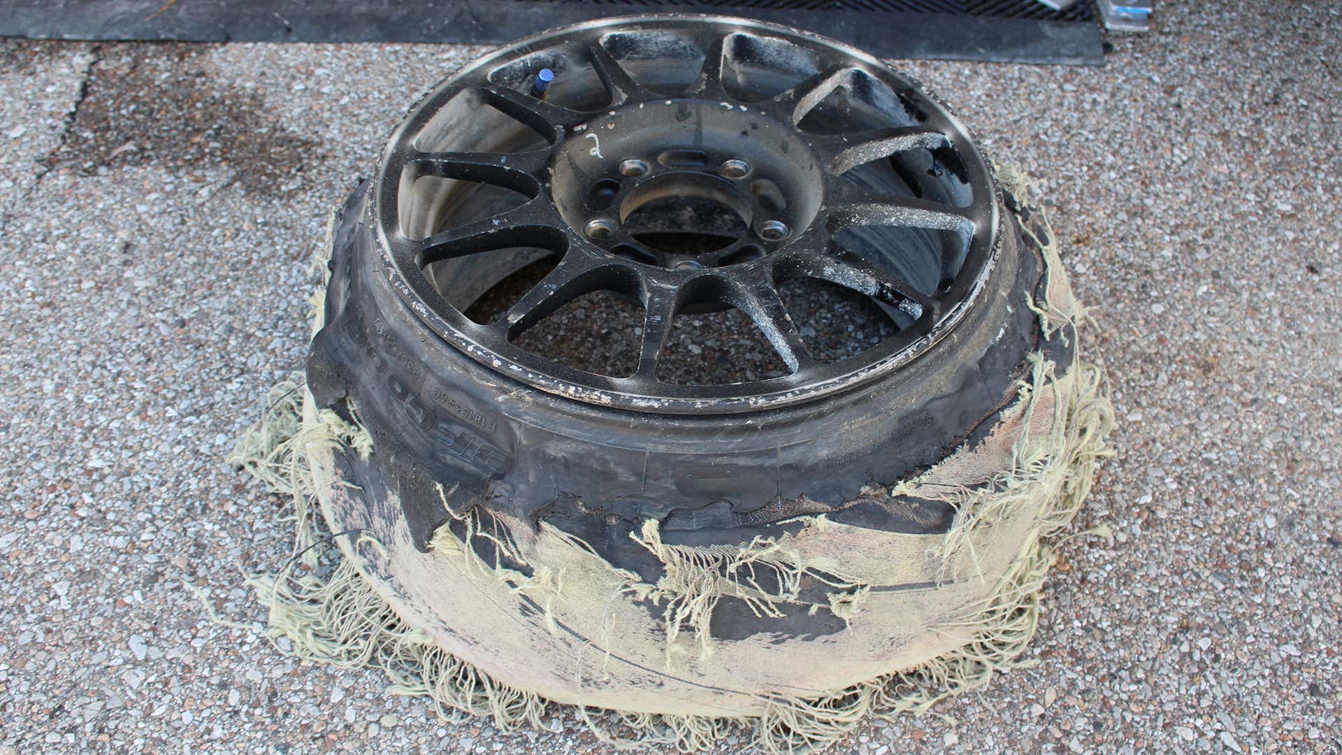 赛车轮子上的碎轮胎。