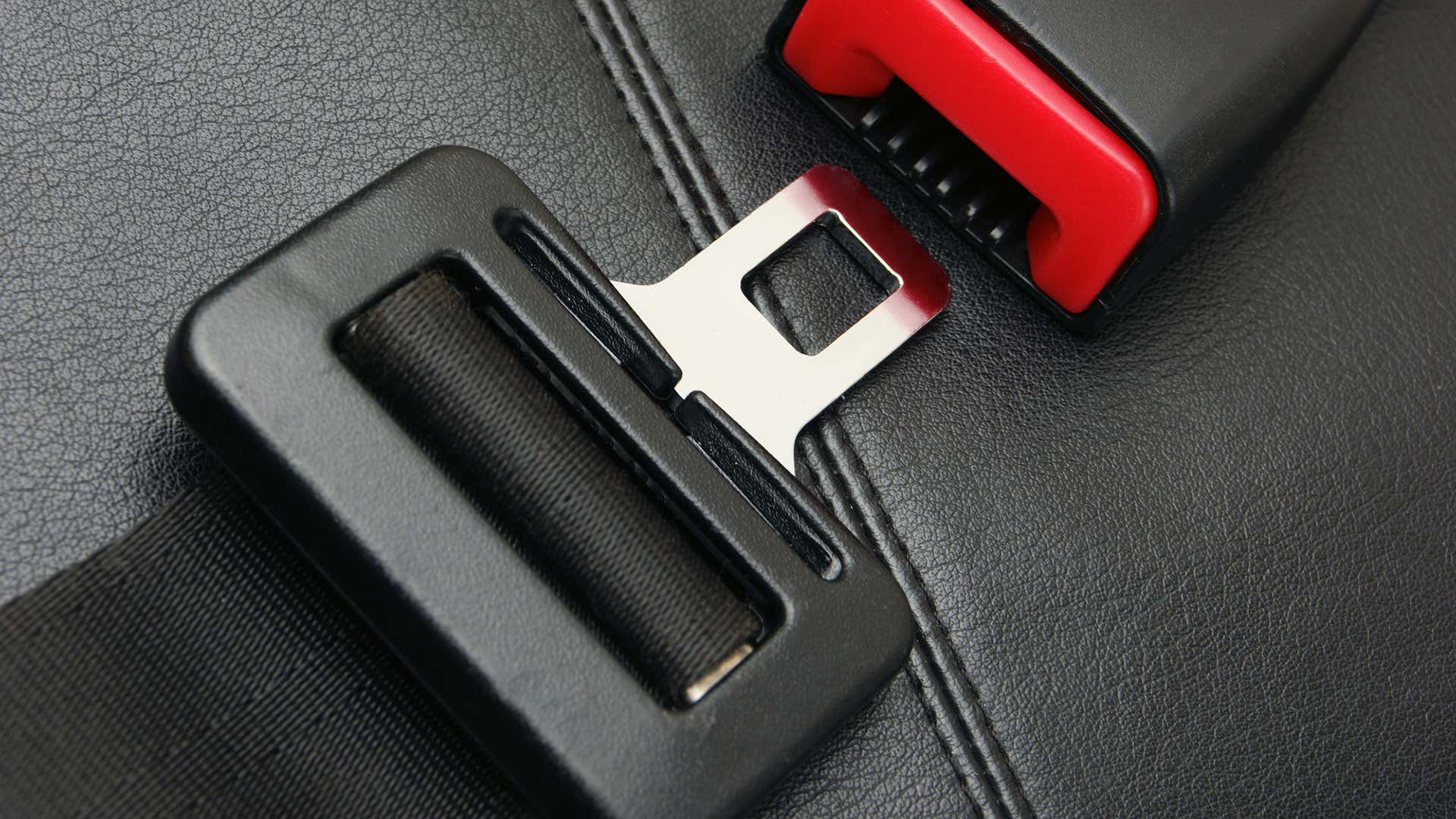 安全带扣的特写镜头。