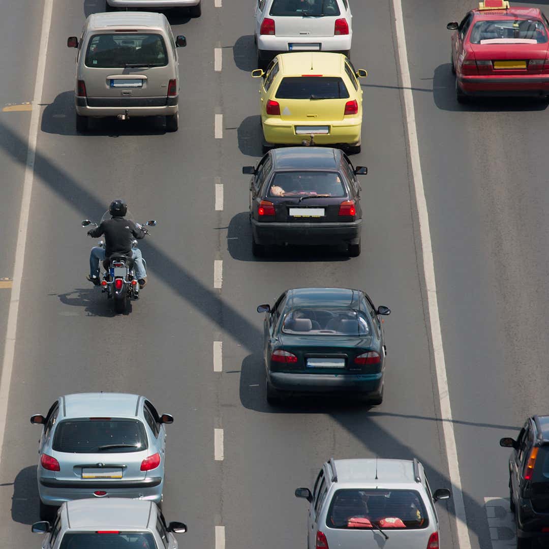 汽车和摩托车在公路的交通。