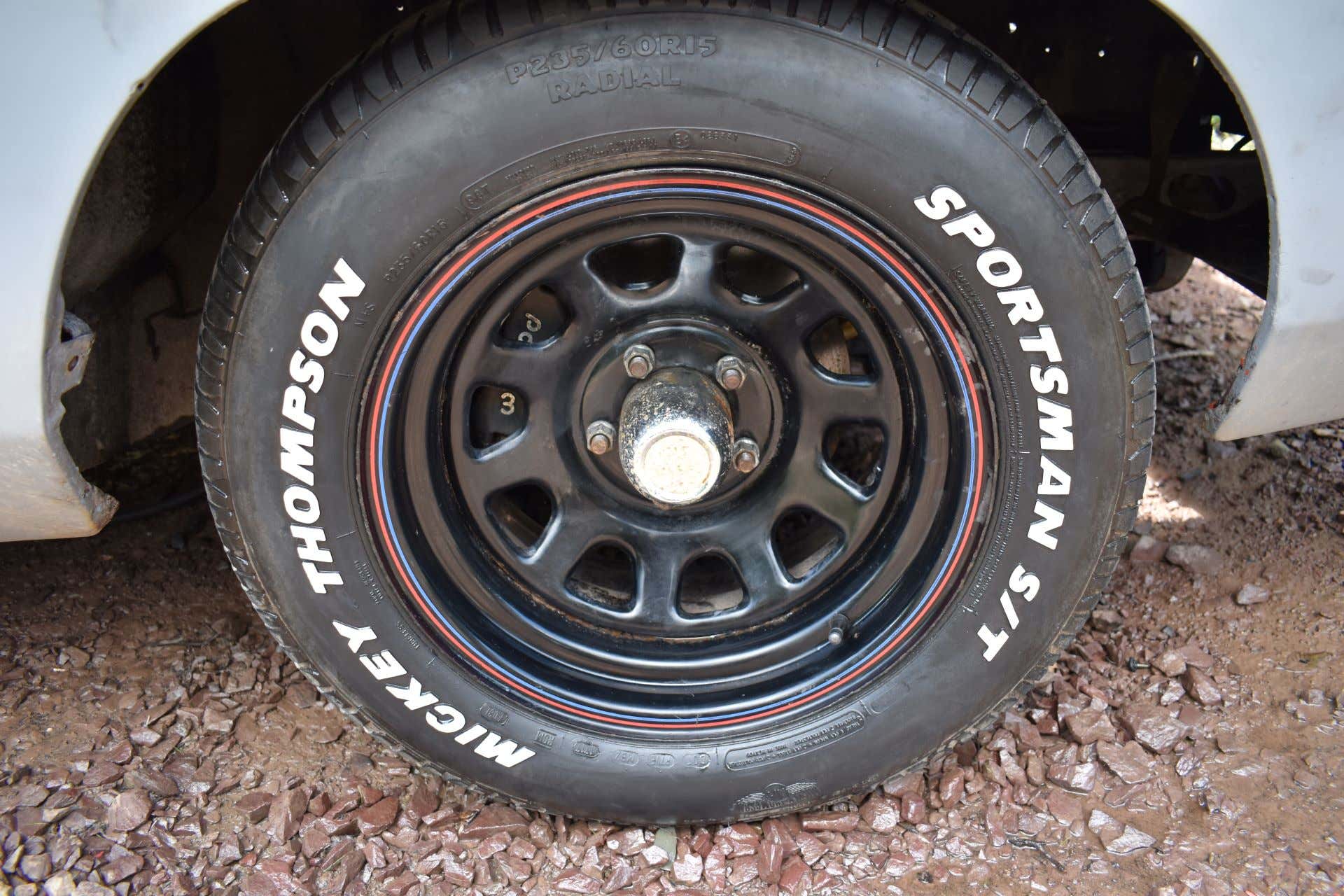 米基·汤普森轮胎的钢轮特写。
