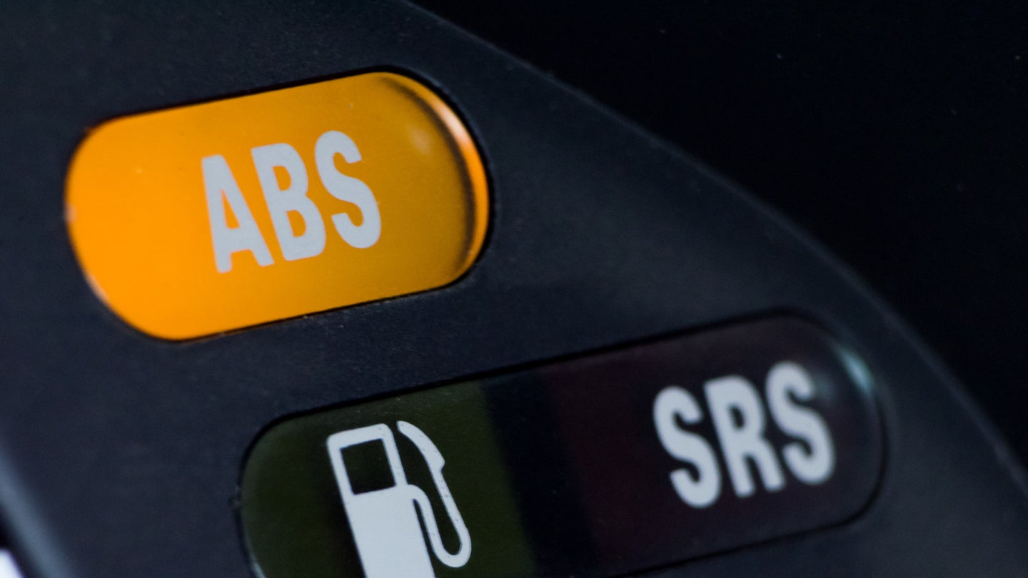 汽车仪表盘上的ABS传感器亮起了橙色。