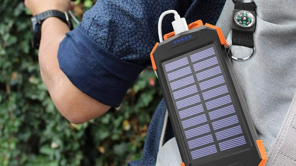 太阳能充电器为背包客近距离