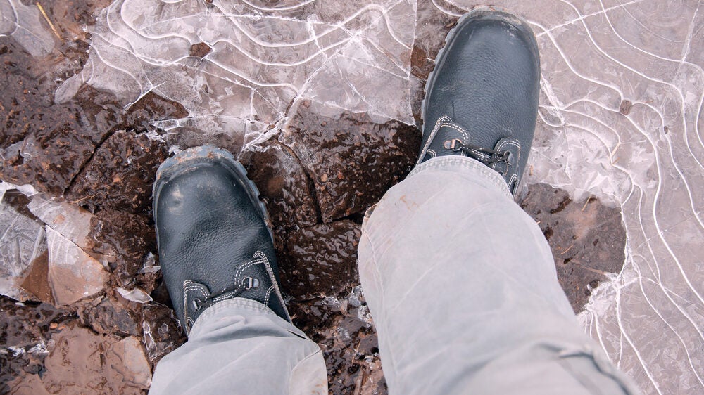 冻土背景下的防水工作靴