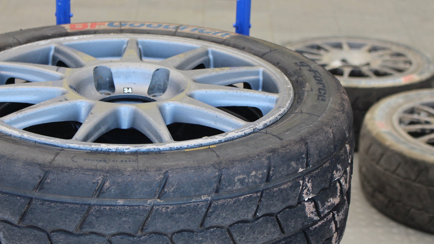 一个赛车车轮的特写显示车轮和轮胎磨损。
