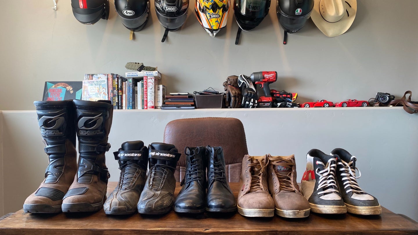 一系列的摩托车靴。